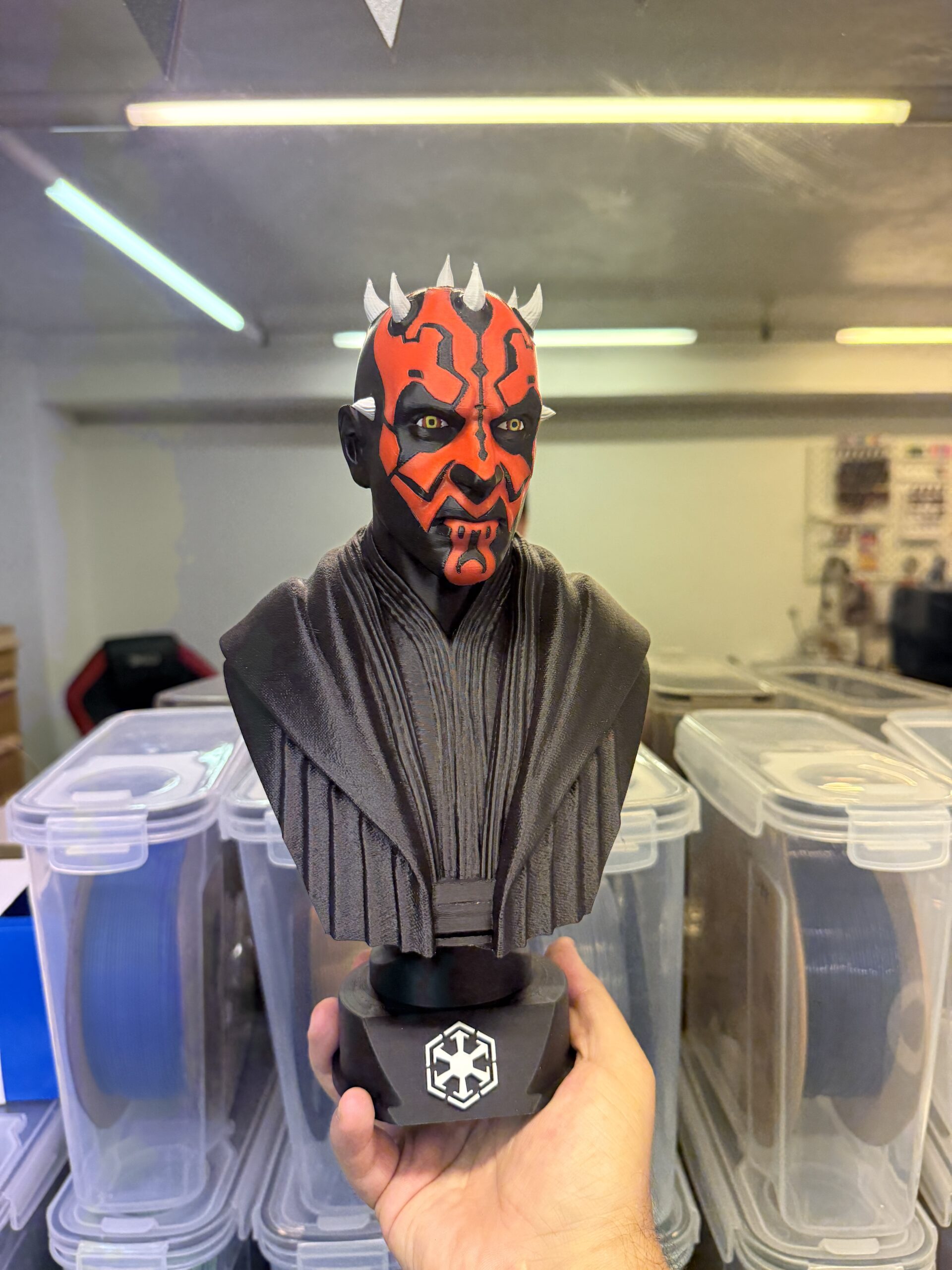 Busto de Darth Maul pintado a mano